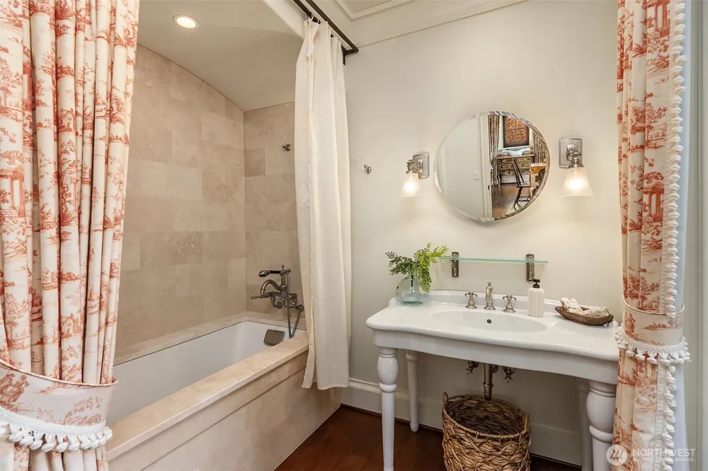 8010 Grand Avenue NE Bainbridge Island, WA 98110