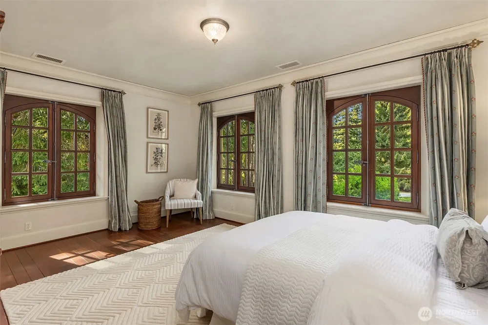 8010 Grand Avenue NE Bainbridge Island, WA 98110
