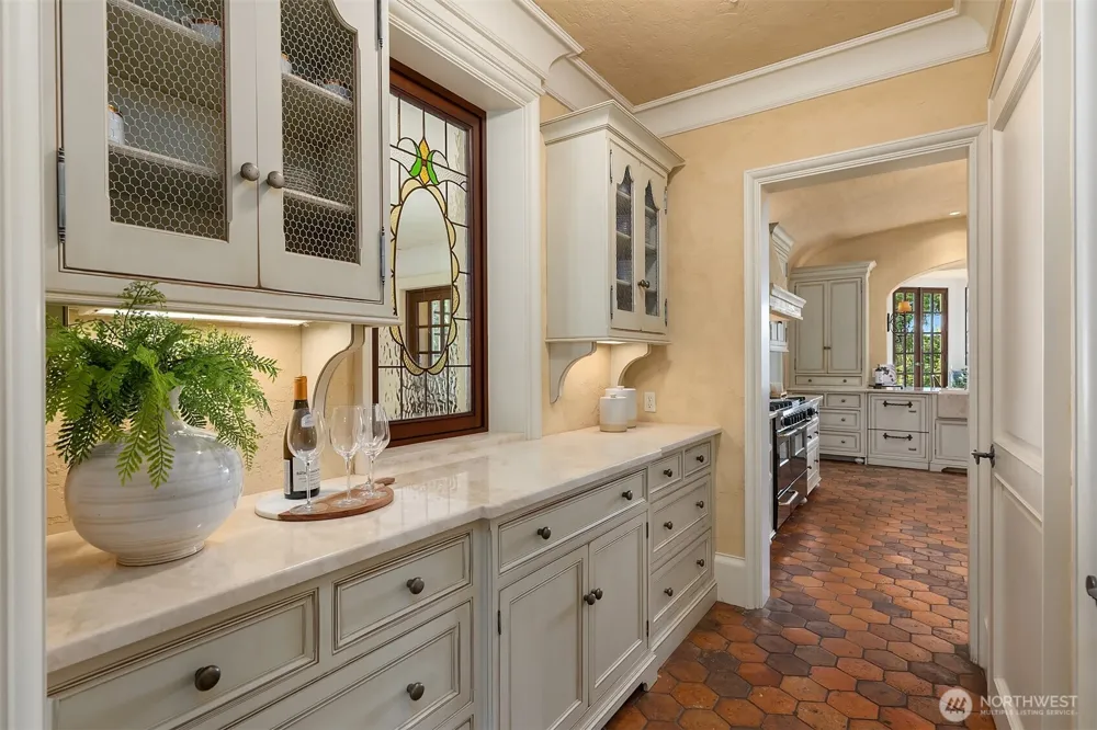 8010 Grand Avenue NE Bainbridge Island, WA 98110