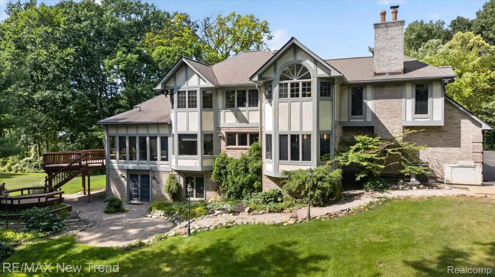 561 Valley Drive Milford Charter Township, MI 48381