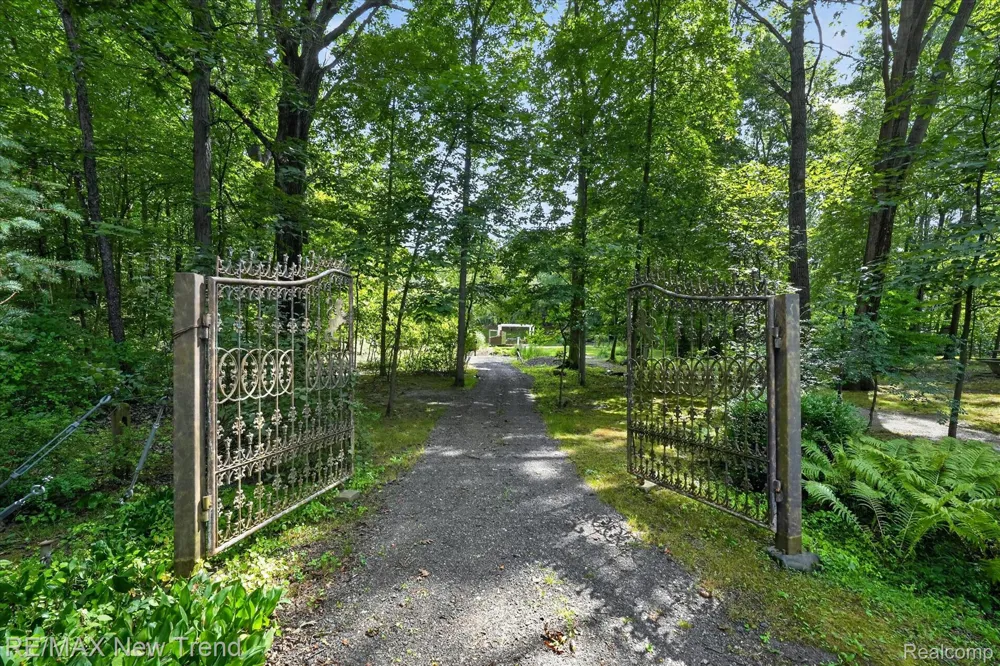 561 Valley Drive Milford Charter Township, MI 48381