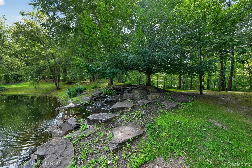 561 Valley Drive Milford Charter Township, MI 48381