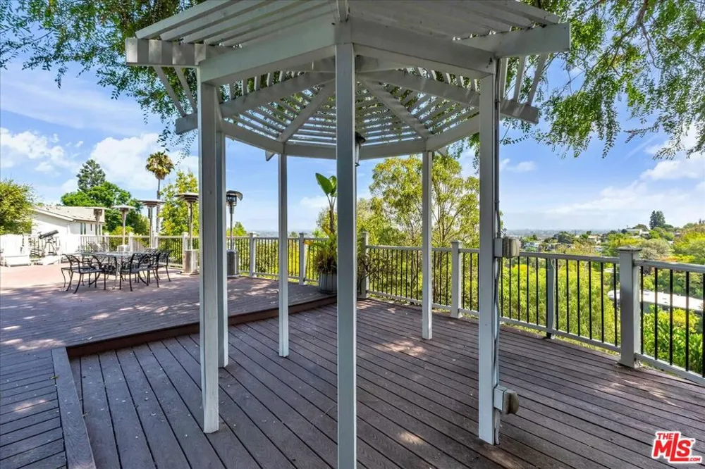 3836 Glenridge Drive Sherman Oaks, CA 91423