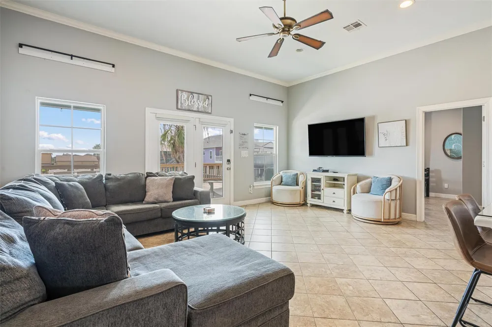 866 Townsend Drive Crystal Beach, TX 77650