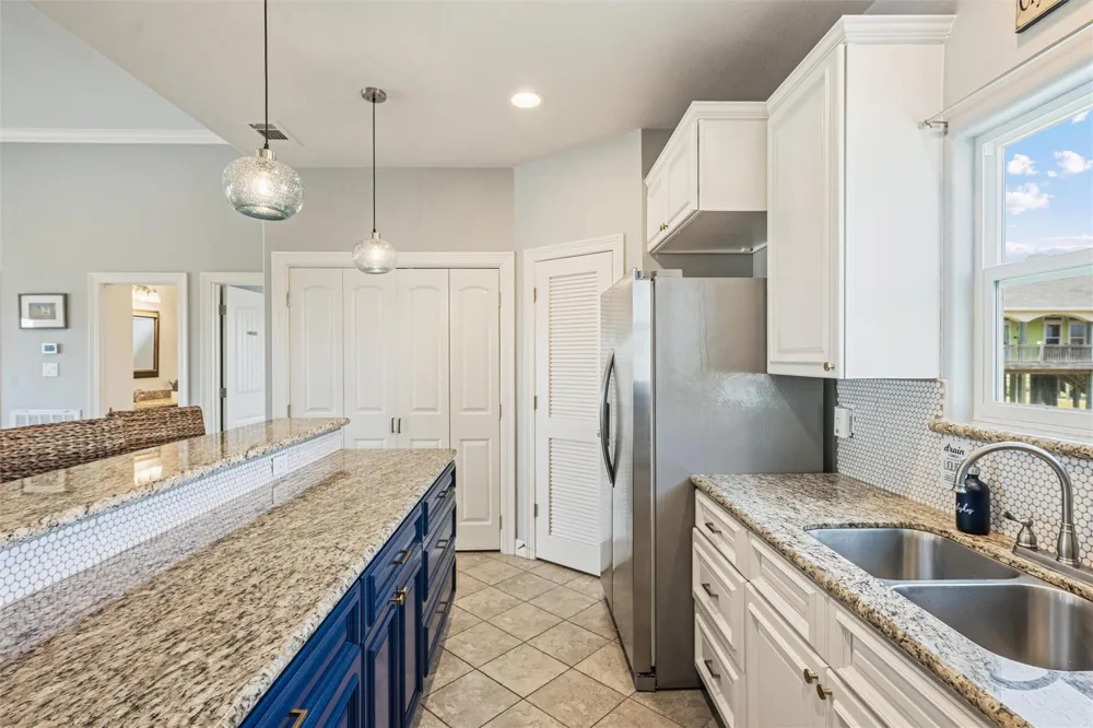 866 Townsend Drive Crystal Beach, TX 77650