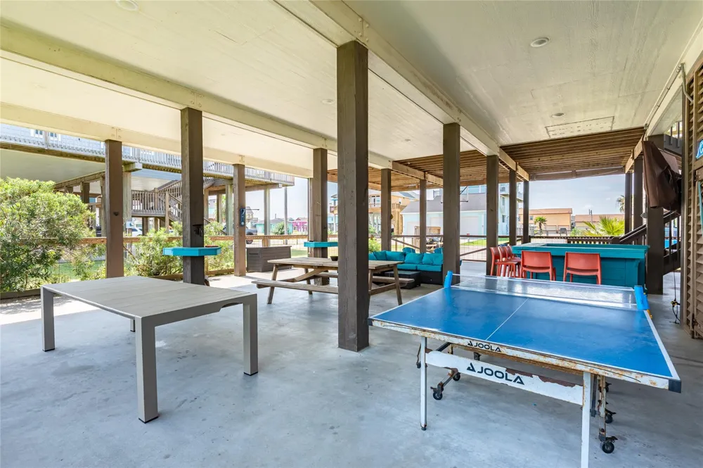 866 Townsend Drive Crystal Beach, TX 77650