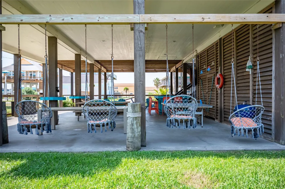 866 Townsend Drive Crystal Beach, TX 77650
