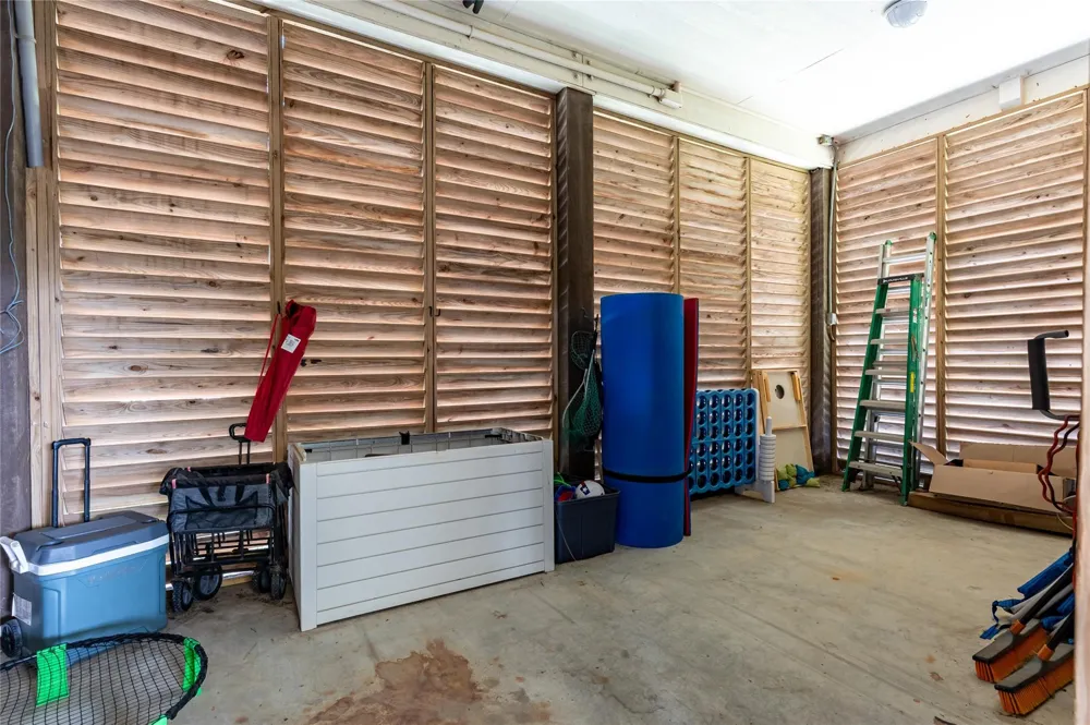 866 Townsend Drive Crystal Beach, TX 77650