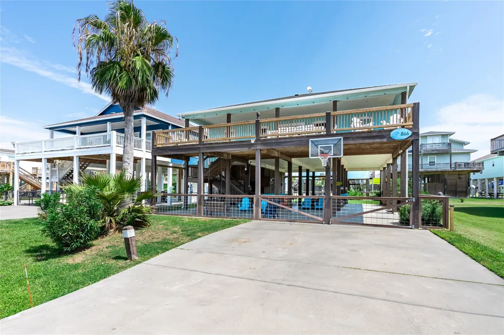 866 Townsend Drive Crystal Beach, TX 77650