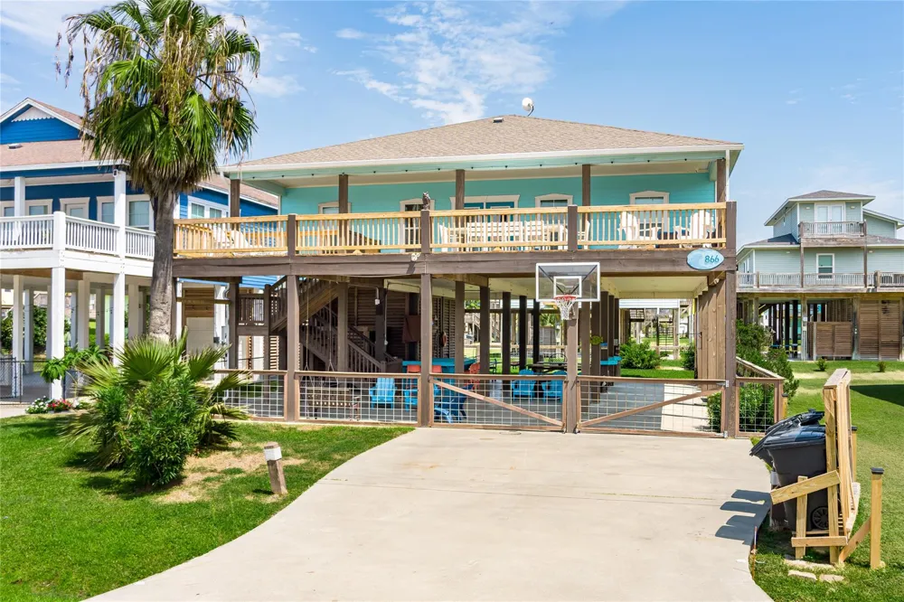 866 Townsend Drive Crystal Beach, TX 77650