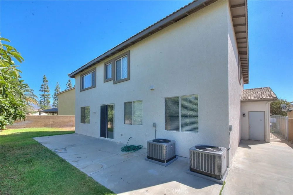 5732 Ridgemark Fontana, CA 92336