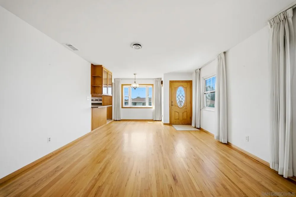 6082 Schuyler San Diego, CA 92139