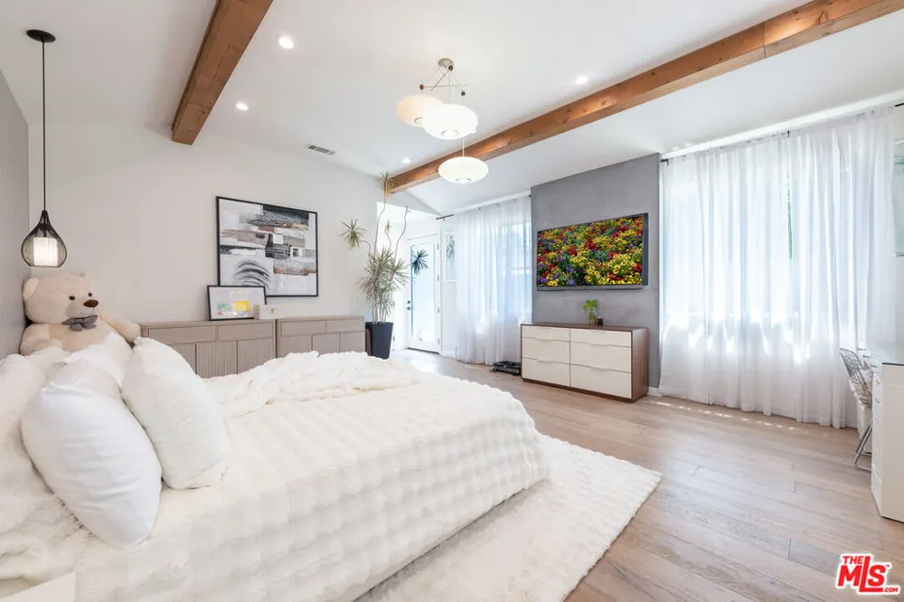 15710 Hartsook Street Encino, CA 91436