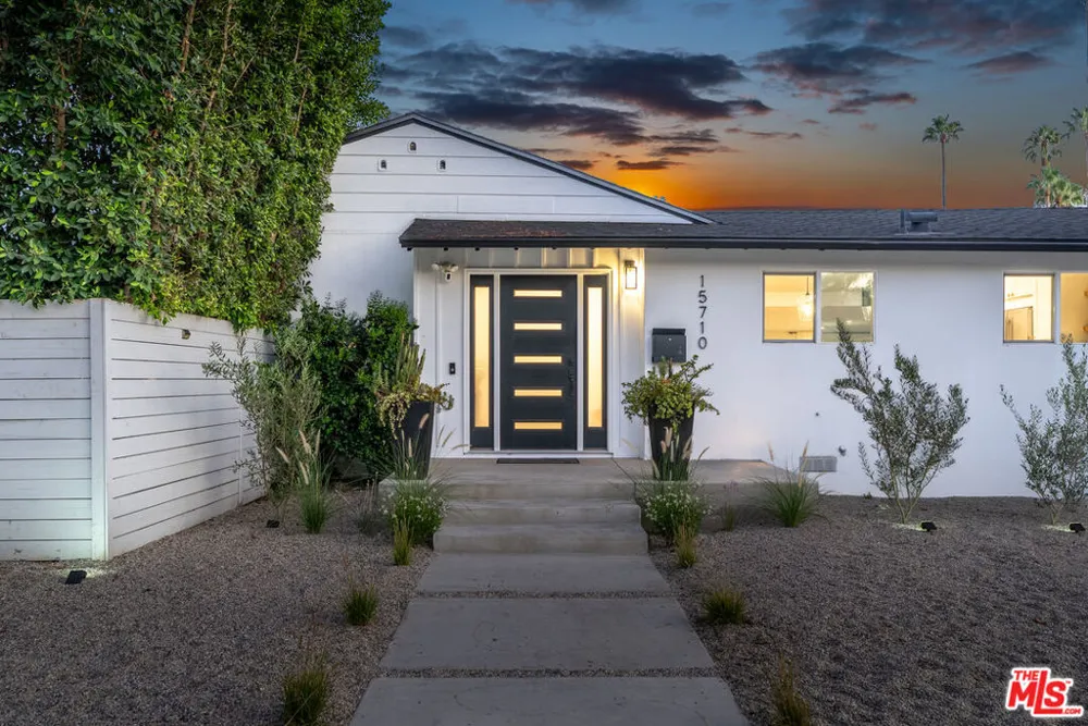 15710 Hartsook Street Encino, CA 91436
