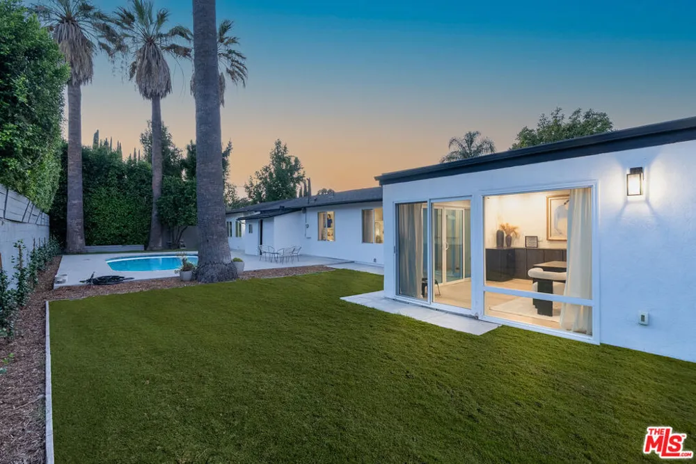 15710 Hartsook Street Encino, CA 91436