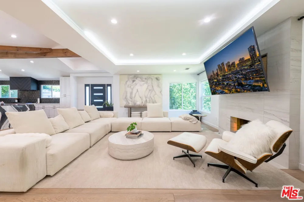 15710 Hartsook Street Encino, CA 91436