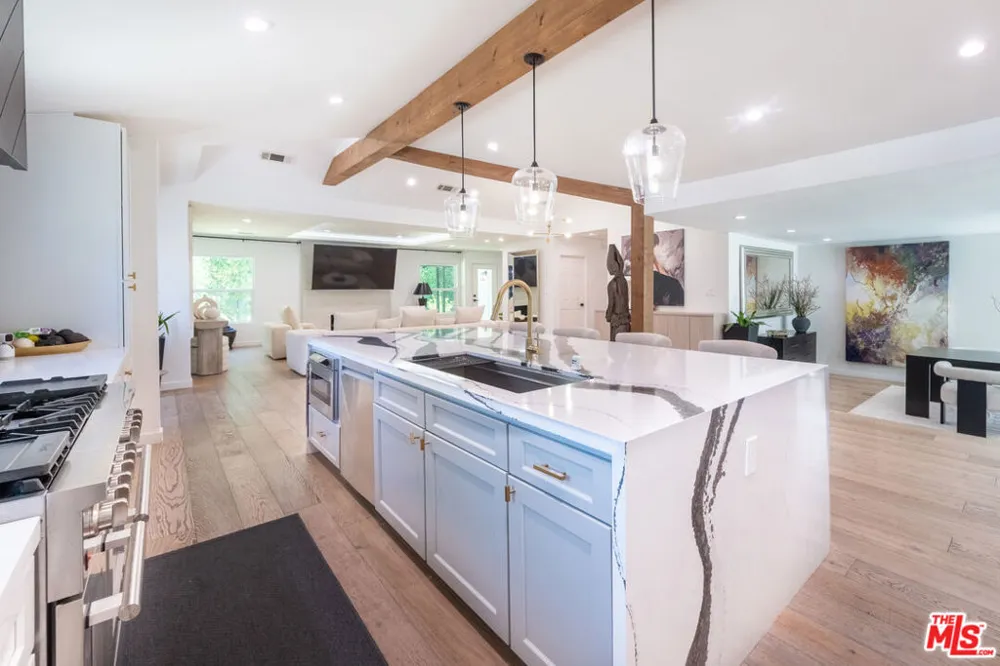 15710 Hartsook Street Encino, CA 91436