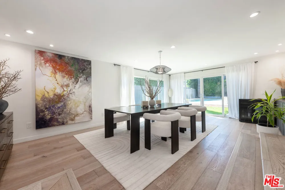 15710 Hartsook Street Encino, CA 91436