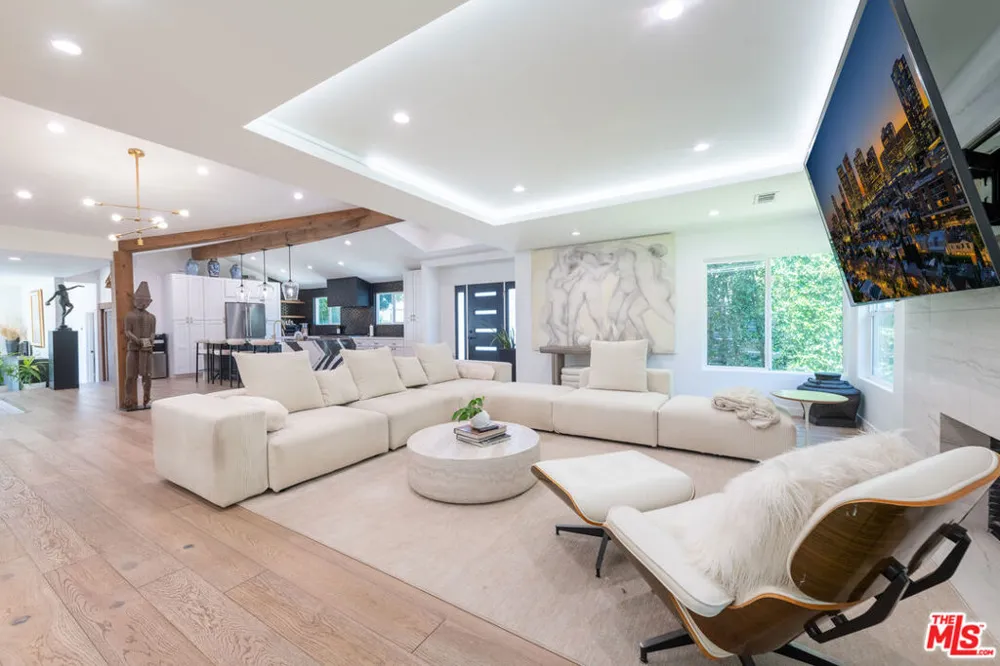 15710 Hartsook Street Encino, CA 91436