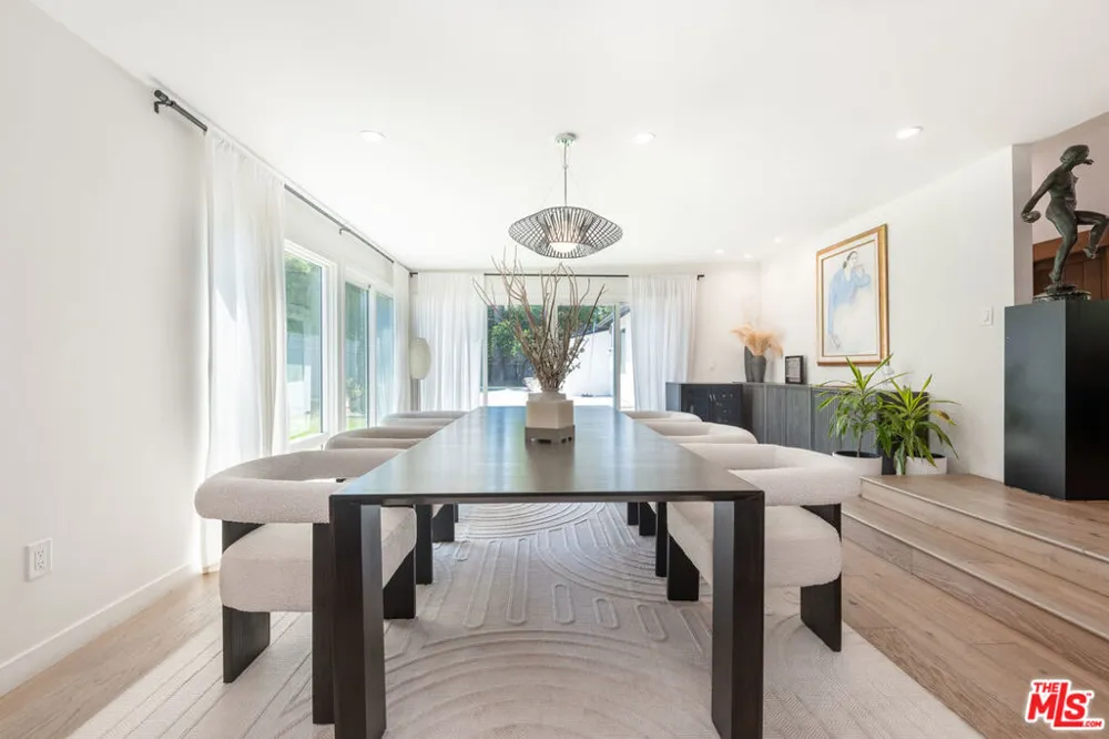 15710 Hartsook Street Encino, CA 91436