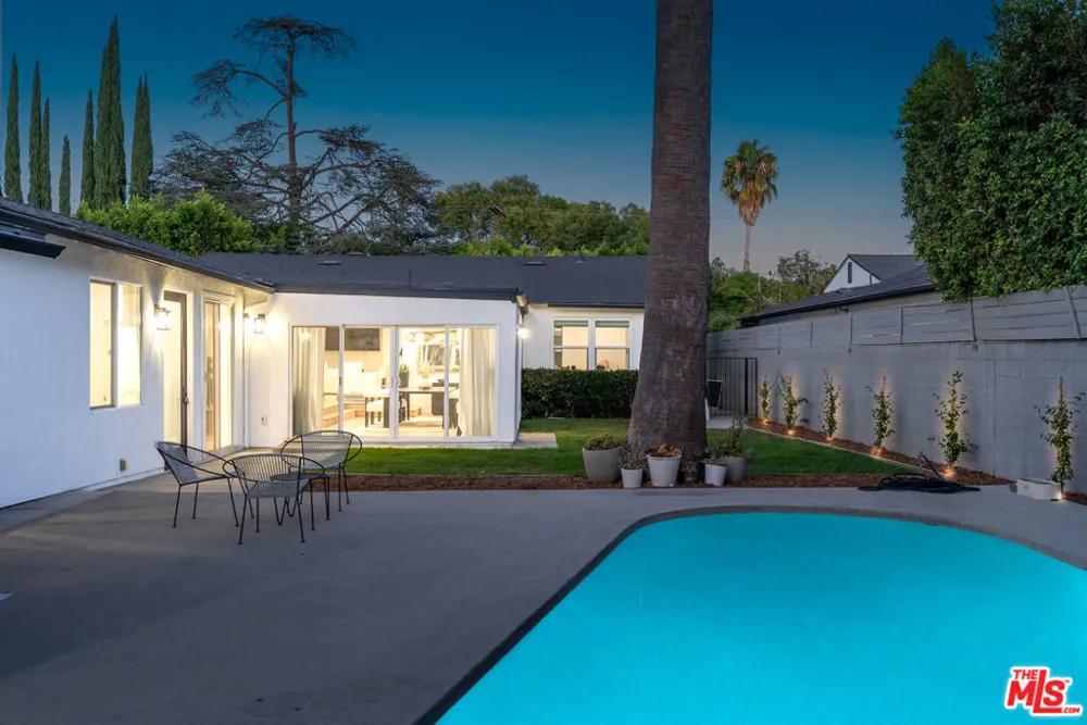 15710 Hartsook Street Encino, CA 91436