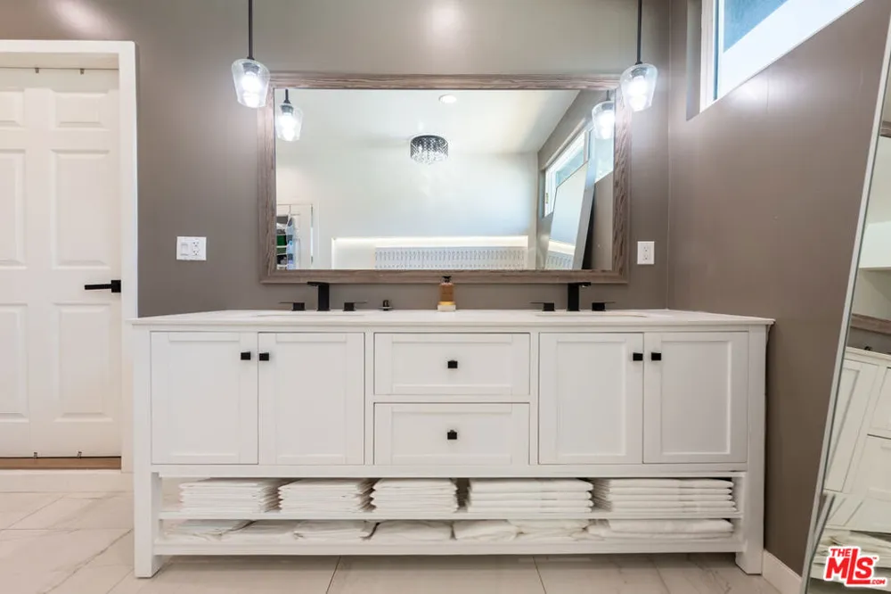 15710 Hartsook Street Encino, CA 91436