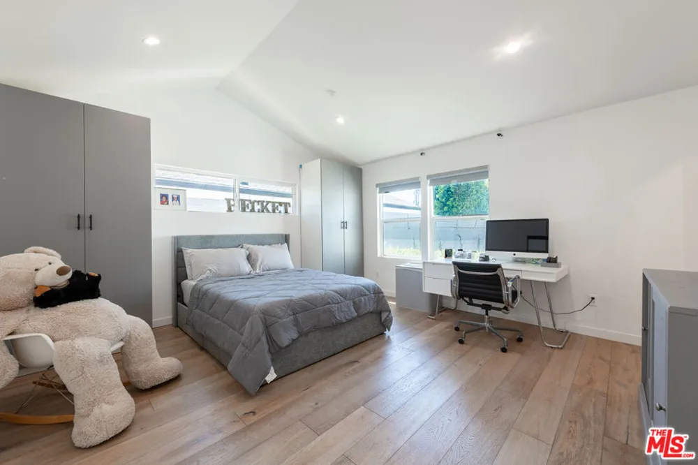 15710 Hartsook Street Encino, CA 91436