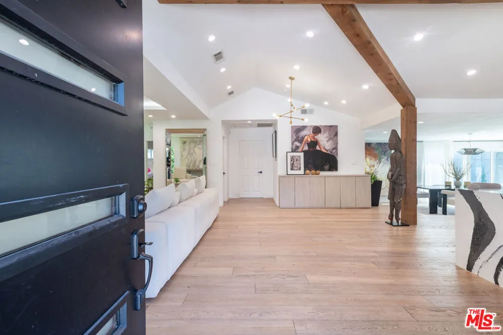 15710 Hartsook Street Encino, CA 91436