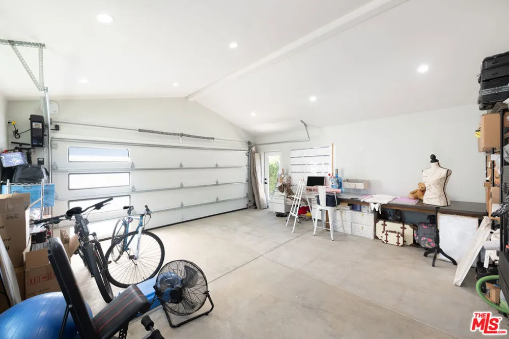 15710 Hartsook Street Encino, CA 91436