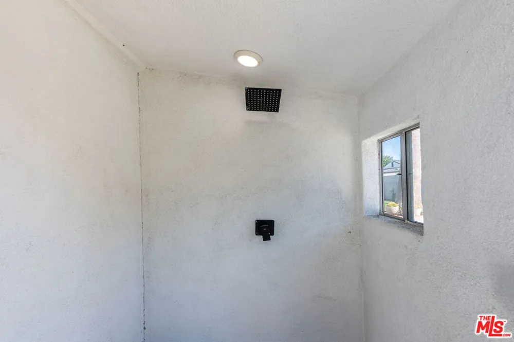 15710 Hartsook Street Encino, CA 91436