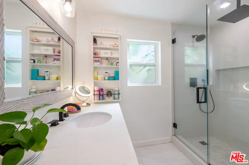 15710 Hartsook Street Encino, CA 91436