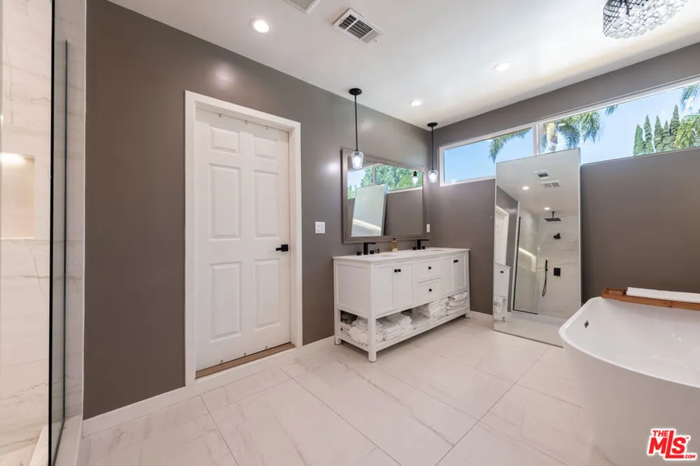 15710 Hartsook Street Encino, CA 91436