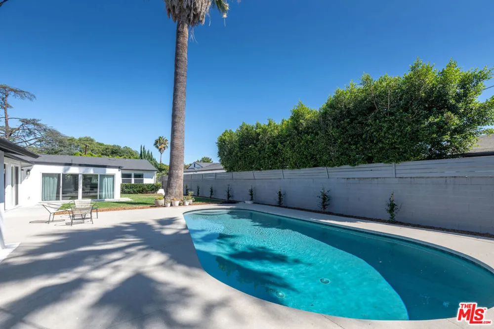 15710 Hartsook Street Encino, CA 91436