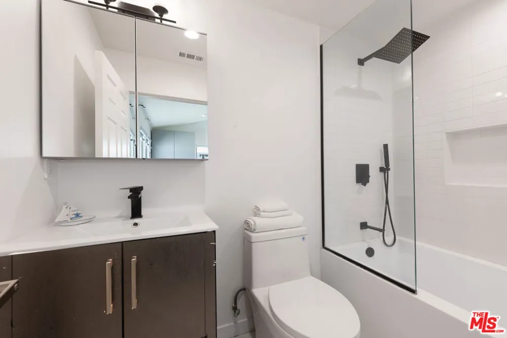 15710 Hartsook Street Encino, CA 91436