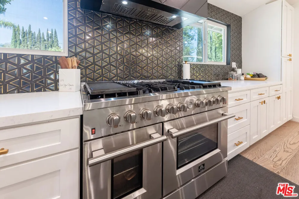 15710 Hartsook Street Encino, CA 91436
