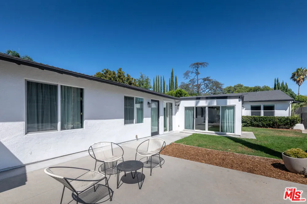 15710 Hartsook Street Encino, CA 91436