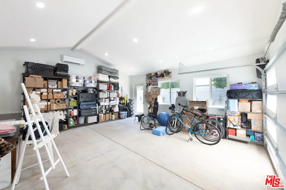 15710 Hartsook Street Encino, CA 91436