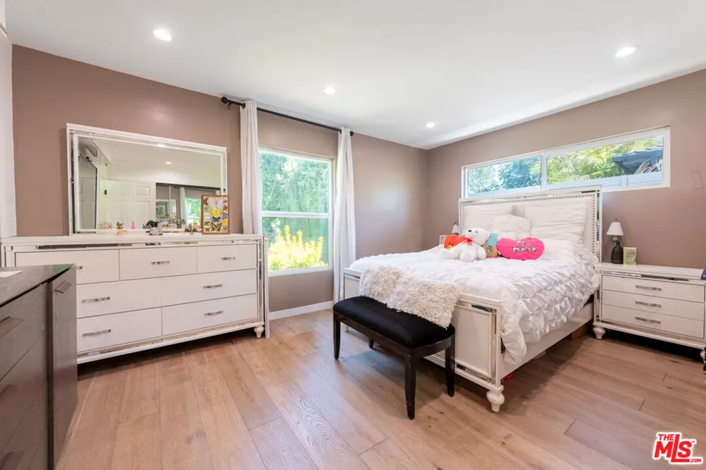 15710 Hartsook Street Encino, CA 91436