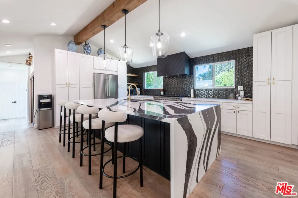 15710 Hartsook Street Encino, CA 91436