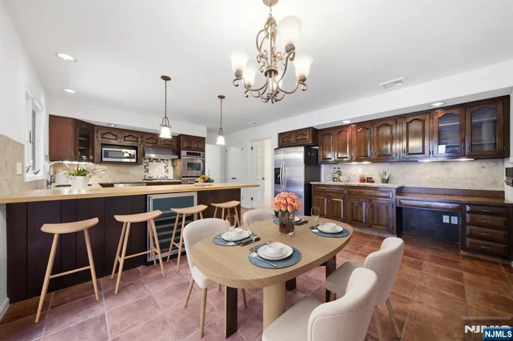 29 Hickory Hill Montvale, NJ 07645
