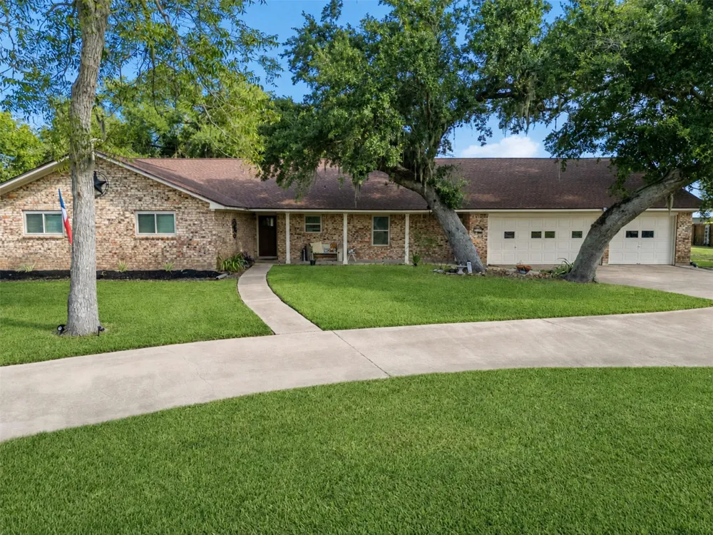 312 County Road 201 Angleton, TX 77515