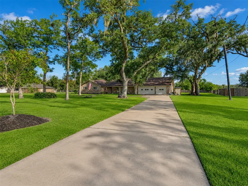 312 County Road 201 Angleton, TX 77515