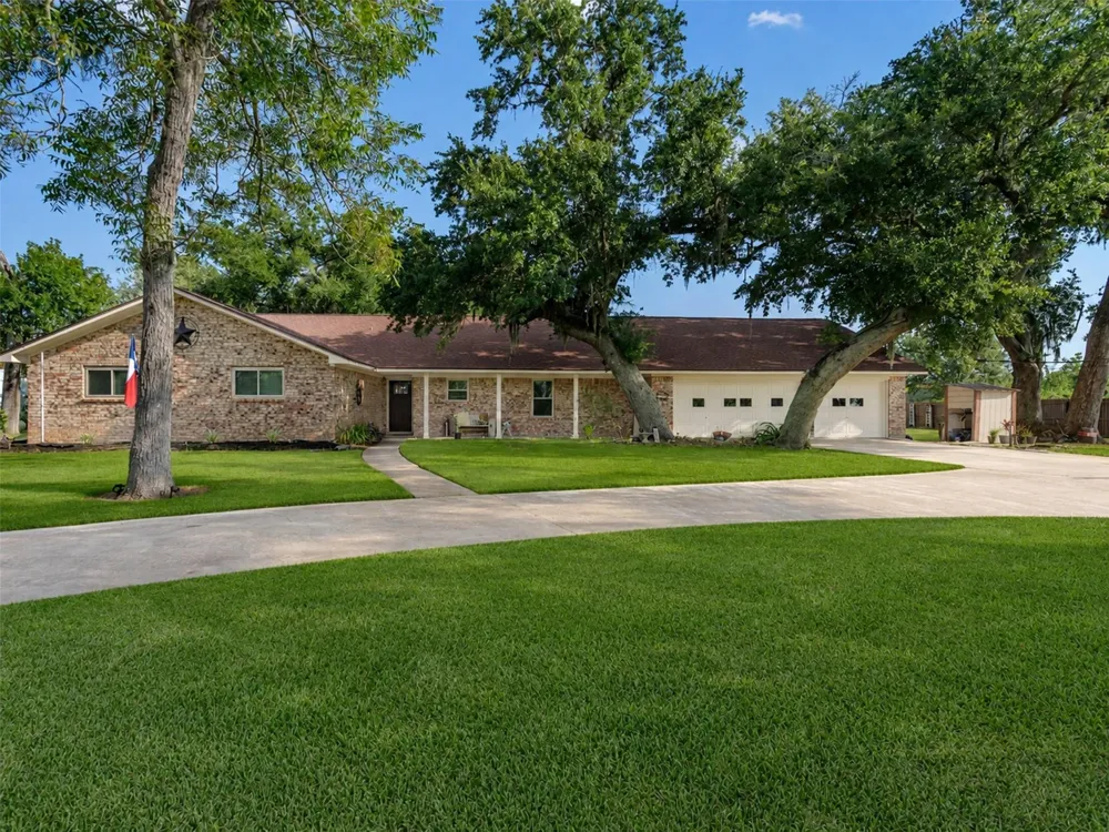 312 County Road 201 Angleton, TX 77515