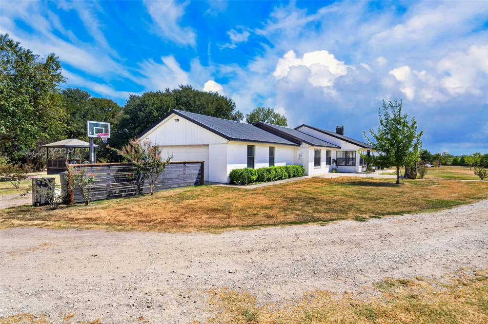 424 Fm 1563 Wolfe City, TX 75496