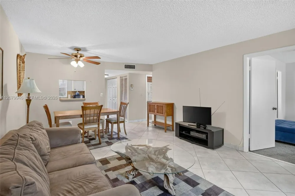 9261 Sunrise Lakes Blvd #203 Sunrise, FL 33322