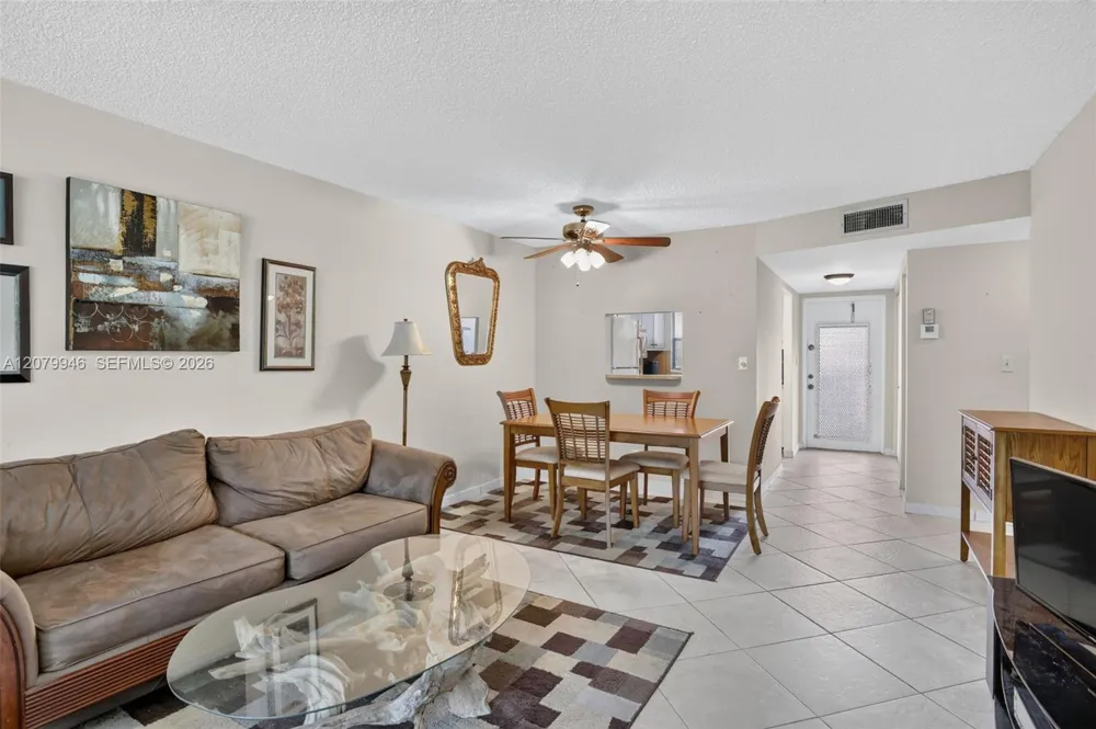 9261 Sunrise Lakes Blvd #203 Sunrise, FL 33322