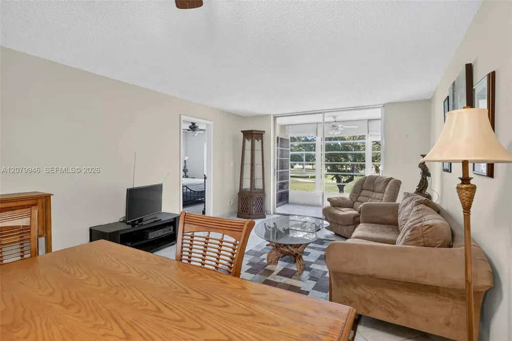 9261 Sunrise Lakes Blvd #203 Sunrise, FL 33322
