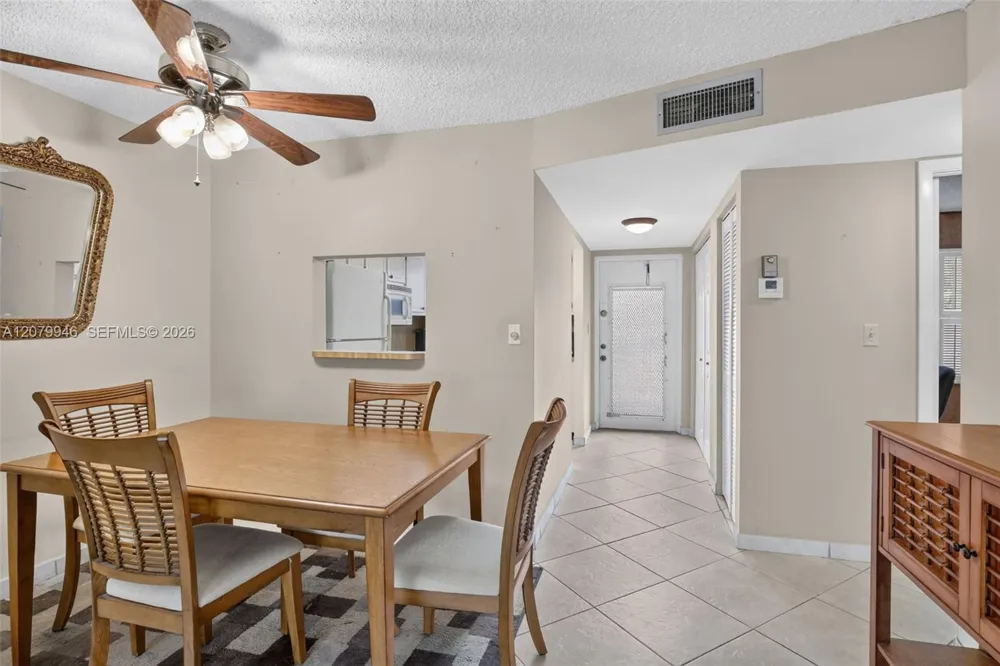 9261 Sunrise Lakes Blvd #203 Sunrise, FL 33322
