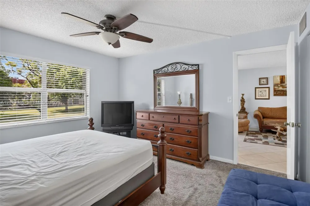 9261 Sunrise Lakes Blvd #203 Sunrise, FL 33322