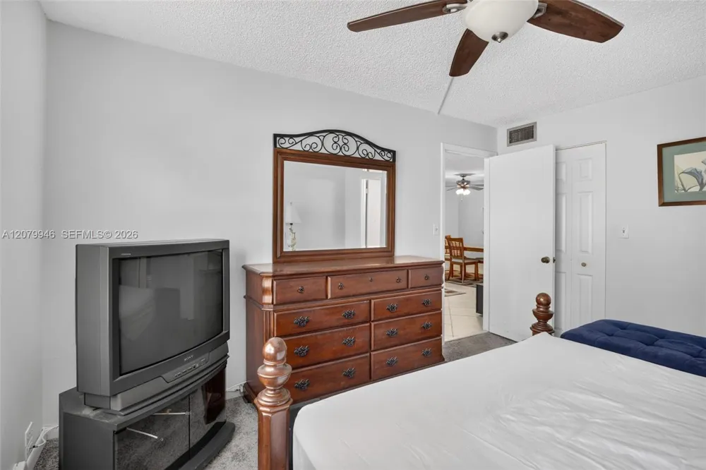 9261 Sunrise Lakes Blvd #203 Sunrise, FL 33322